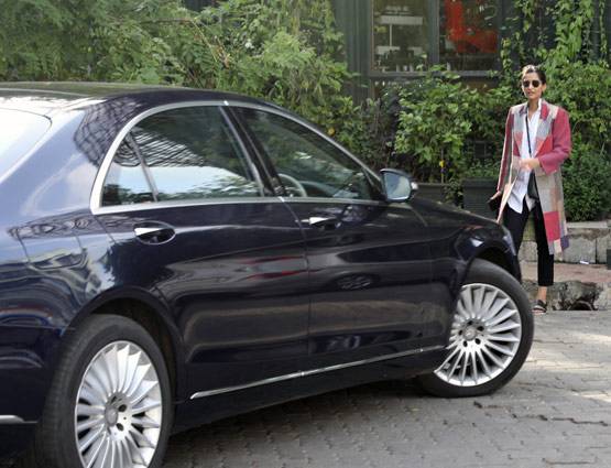 PHOTOS: बॉयफ्रेंड आनंद संग लंच डेट पर पहुंची सोनम कपूर