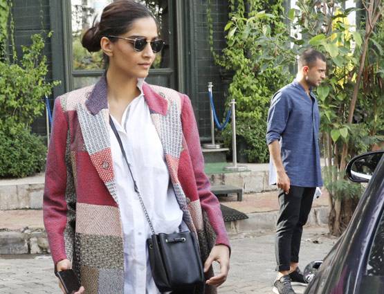 PHOTOS: बॉयफ्रेंड आनंद संग लंच डेट पर पहुंची सोनम कपूर