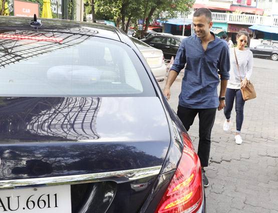 PHOTOS: बॉयफ्रेंड आनंद संग लंच डेट पर पहुंची सोनम कपूर