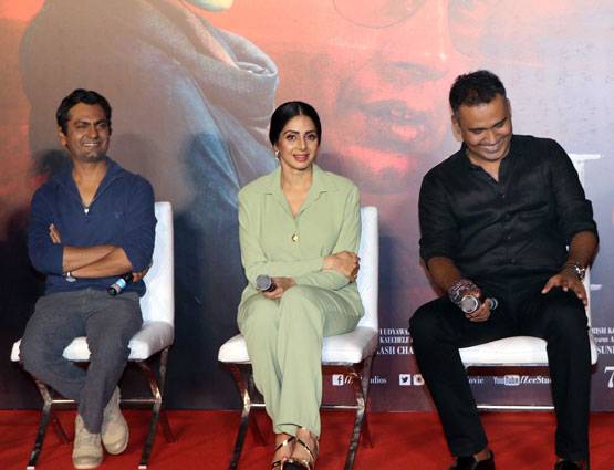 PHOTOS: MOM के ट्रेलर लॉन्च पर दिखा श्रीदेवी की बेटियों का ग्लैमरस अंदाज