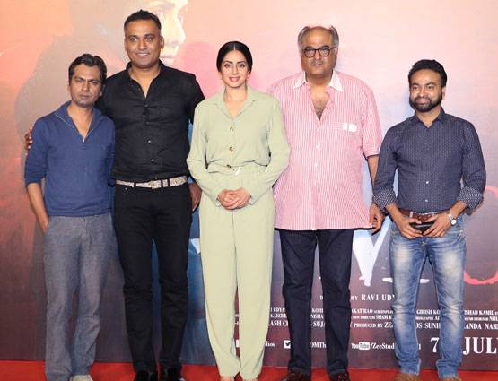 PHOTOS: MOM के ट्रेलर लॉन्च पर दिखा श्रीदेवी की बेटियों का ग्लैमरस अंदाज