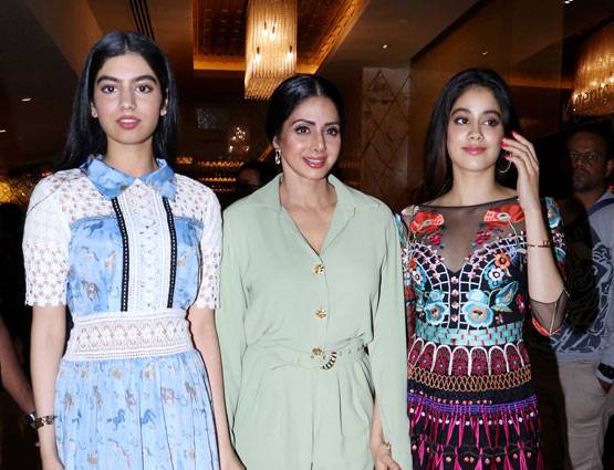 PHOTOS: MOM के ट्रेलर लॉन्च पर दिखा श्रीदेवी की बेटियों का ग्लैमरस अंदाज