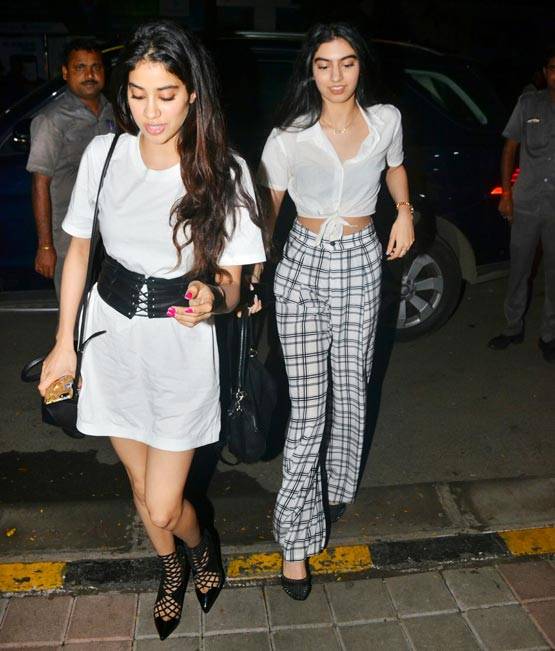 PHOTOS: रेट्रो लुक में नजर आईं श्रीदेवी की बेटियां जाह्नवी और खुशी