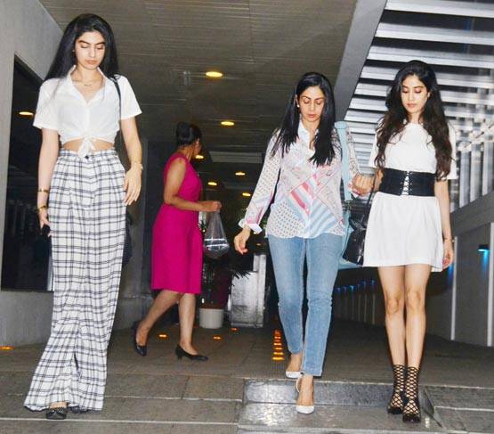 PHOTOS: रेट्रो लुक में नजर आईं श्रीदेवी की बेटियां जाह्नवी और खुशी