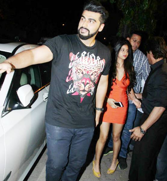 60,000 की ड्रेस पहन शाहरुख के साथ पार्टी में पहुंची बेटी...