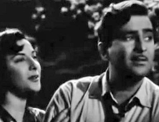 अपनी पत्नी से 5 दिन छोटे थे सुनील दत्त, फिल्म में बने थे उनके बेटे