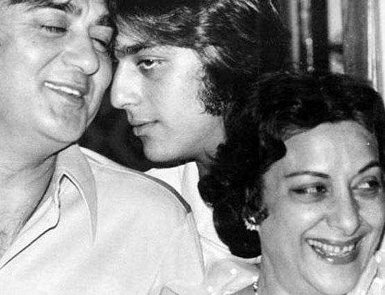 अपनी पत्नी से 5 दिन छोटे थे सुनील दत्त, फिल्म में बने थे उनके बेटे