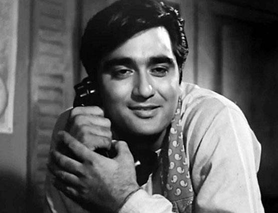 अपनी पत्नी से 5 दिन छोटे थे सुनील दत्त, फिल्म में बने थे उनके बेटे