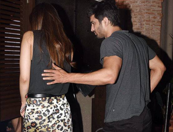 PHOTOS: 'गर्लफ्रेंड' कृति के साथ बार पहुंचे सुशांत सिंह राजपूत