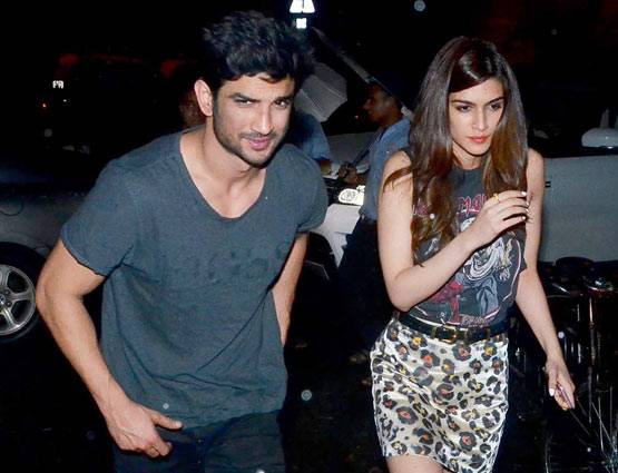 PHOTOS: 'गर्लफ्रेंड' कृति के साथ बार पहुंचे सुशांत सिंह राजपूत