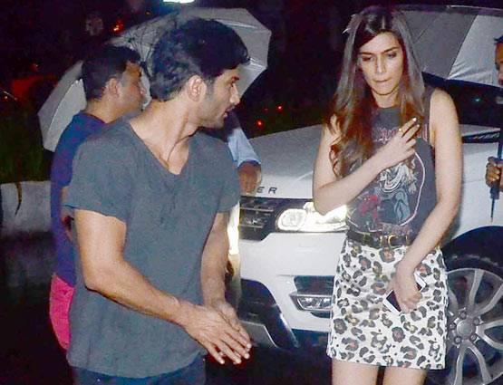 PHOTOS: 'गर्लफ्रेंड' कृति के साथ बार पहुंचे सुशांत सिंह राजपूत