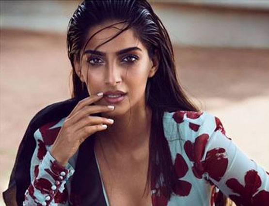 PHOTOS: Vogue के कवर पर छाया सोनम का बोल्ड लुक