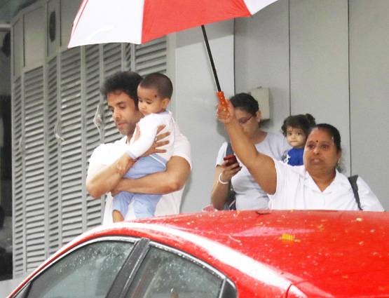 खुलासा: लक्ष्य को नजर से बचाने के लिए ये टोटका करते हैं तुषार कपूर