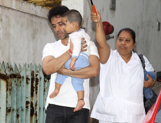 खुलासा: लक्ष्य को नजर से बचाने के लिए ये टोटका करते हैं तुषार कपूर