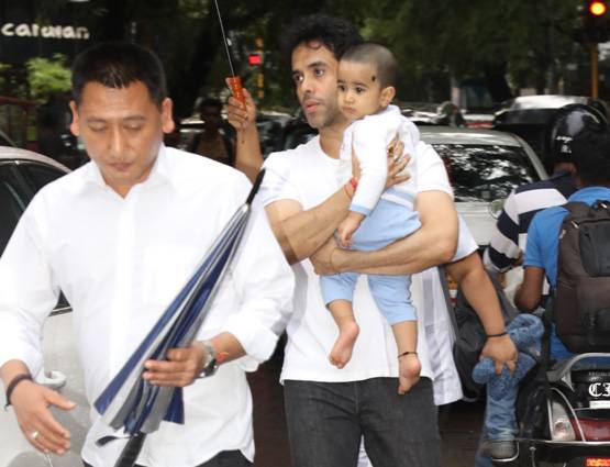 खुलासा: लक्ष्य को नजर से बचाने के लिए ये टोटका करते हैं तुषार कपूर