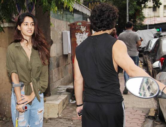 PHOTOS: पैर टूटने के बावजूद टाइगर के साथ डेट पर दिखीं दिशा पाटनी