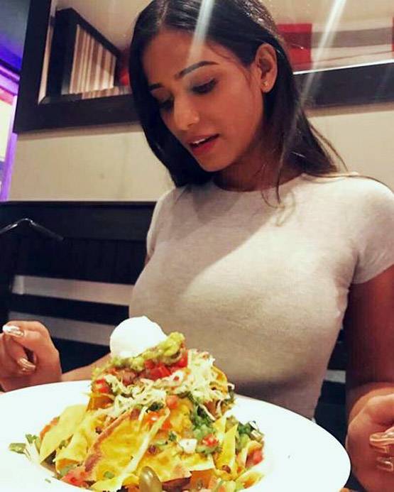 पूनम पांडे ने कराया BIKINI SHOOT, सोशल मीडिया पर PHOTOS हुईं वायरल