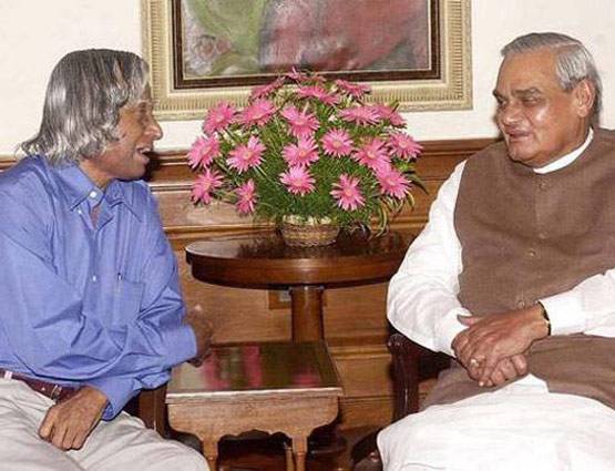 स्‍कूल जाने से पहले बेचते थे अखबार, खंभे के नीचे बैठकर करते थे पढ़ाई