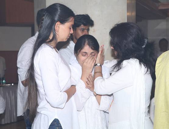 PHOTOS: इंदर कुमार की प्रार्थना सभा में फूट-फूट कर रोईं पत्नी पल्लवी