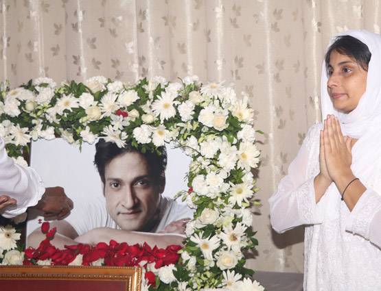 PHOTOS: इंदर कुमार की प्रार्थना सभा में फूट-फूट कर रोईं पत्नी पल्लवी