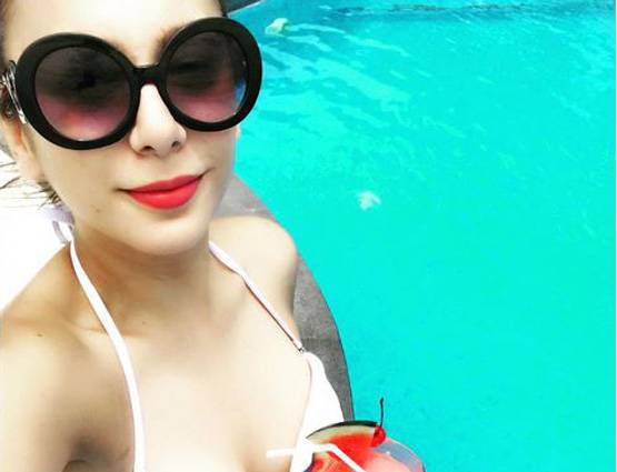 BLACK BIKINI में पूल में उतरीं नितिभा कौल, देखें PHOTOS