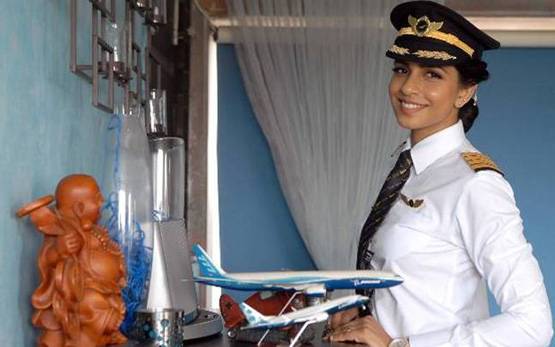 इतनी सी उम्र में उड़ाती है बोइंग 777 फाइटर जेट, देखें कौन है ये लड़की