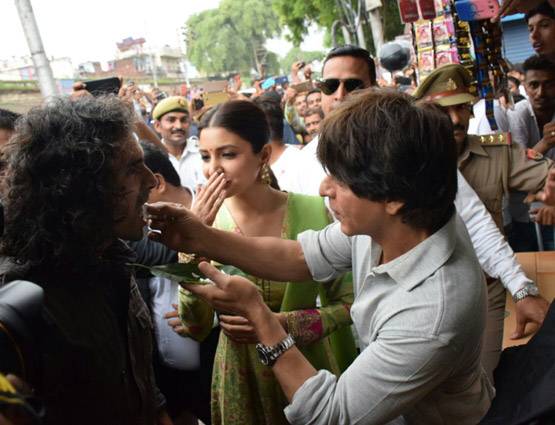 बनारस में शाहरुख़ पर चढ़ा भोजपुरी रंग, अनुष्का संग खूब पान चबाए