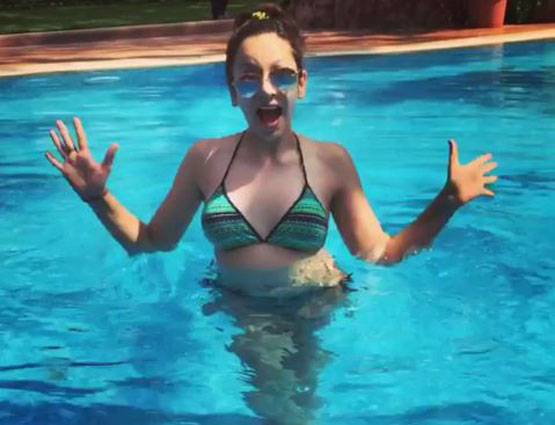 BLACK BIKINI में पूल में उतरीं नितिभा कौल, देखें PHOTOS
