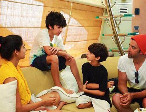 EX वाइफ और बच्चों के साथ डिज्नी वर्ल्ड में मस्ती करते दिखे रितिक