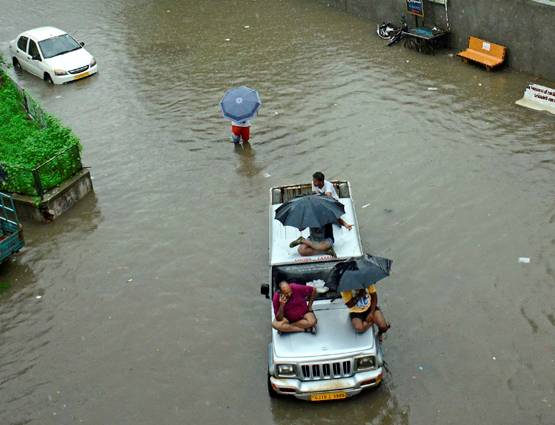 गुजरात में बाढ़ से हाहाकार, अब तक 123 लोगों की गई जान
