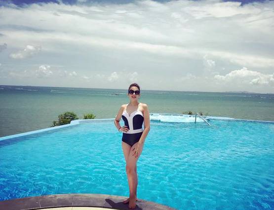 BLACK BIKINI में पूल में उतरीं नितिभा कौल, देखें PHOTOS