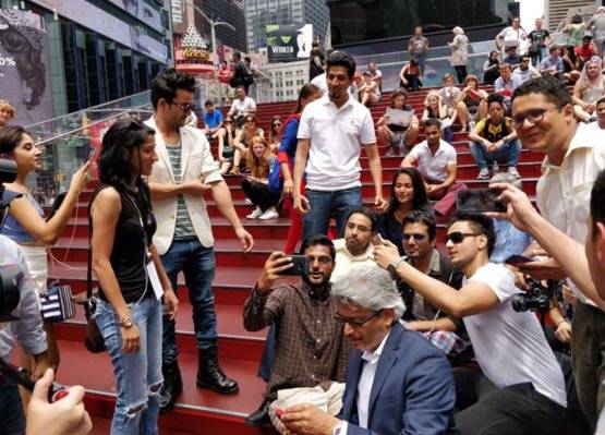 न्यूयॉर्क में डिब्बा लेकर बैठे नवाजुद्दीन, लोगों की भीड़ ने घेरा