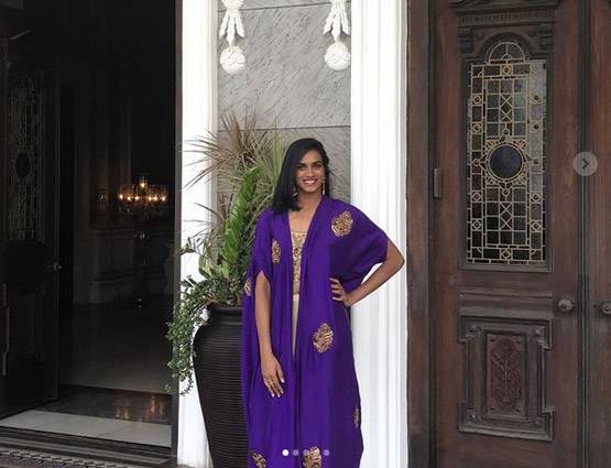 PHOTOS: कोर्ट के बाहर कुछ ऐसा है पीवी सिंधु का ग्लैमरस अवतार