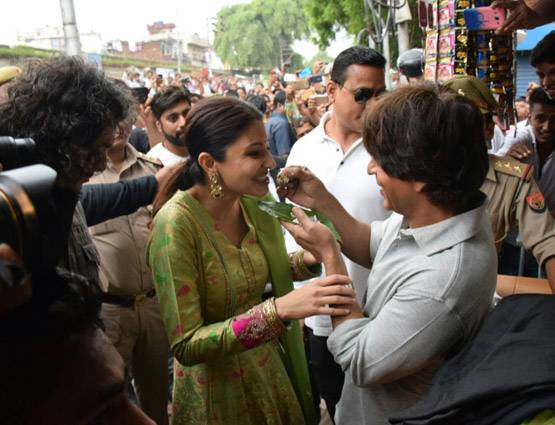 बनारस में शाहरुख़ पर चढ़ा भोजपुरी रंग, अनुष्का संग खूब पान चबाए