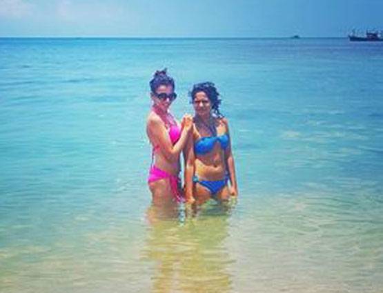 BLACK BIKINI में पूल में उतरीं नितिभा कौल, देखें PHOTOS