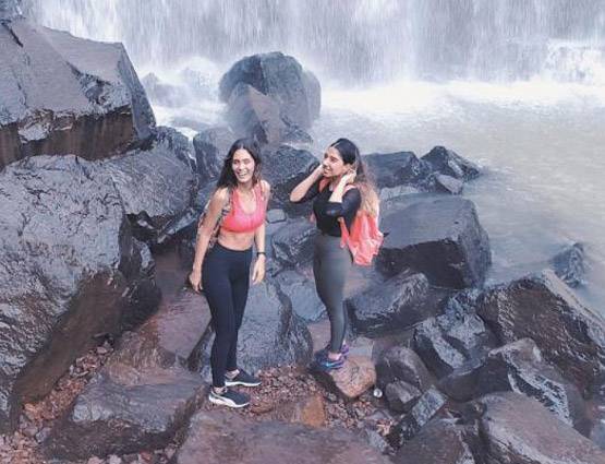 बोल्ड ड्रेस के साथ एक्ट्रेस ने नहीं पहने इनरवियर, photos हुईं VIRAL