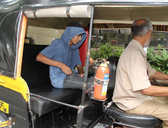 PHOTOS: लंच पर दिखे अरबाज-मलाइका, बेटे अरहान ने की ऑटो की सवारी