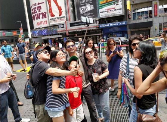 न्यूयॉर्क में डिब्बा लेकर बैठे नवाजुद्दीन, लोगों की भीड़ ने घेरा