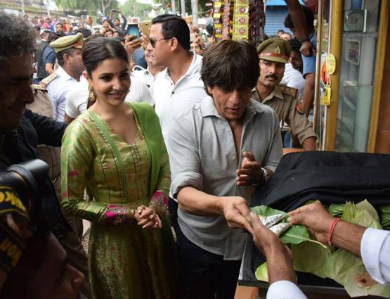 बनारस में शाहरुख़ पर चढ़ा भोजपुरी रंग, अनुष्का संग खूब पान चबाए