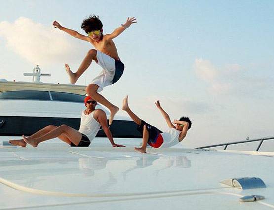 EX वाइफ और बच्चों के साथ डिज्नी वर्ल्ड में मस्ती करते दिखे रितिक