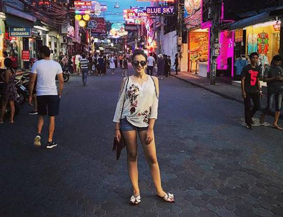 शाहरुख की बेटी के साथ पार्टी करती नजर आई ये बिग बॉस कंटेस्टेंट, PHOTOS हुईं वायरल