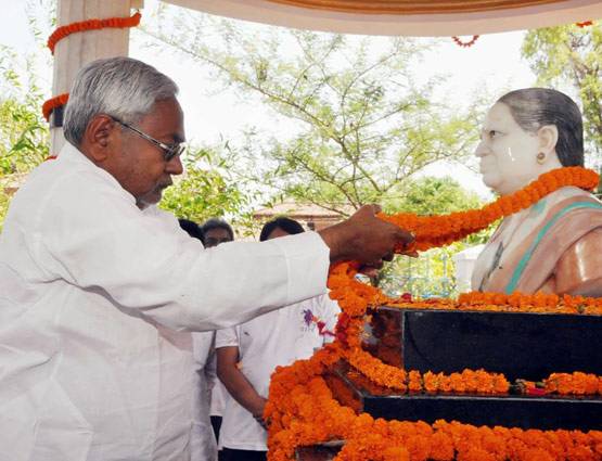 पत्‍नी की मौत पर फूट-फूटकर रोए थे नीतीश, ये फोटो हुई थी वायरल...