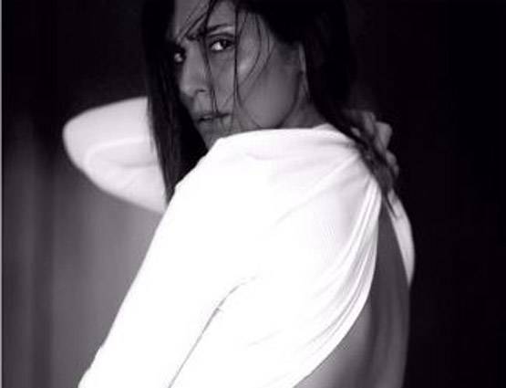 बोल्ड ड्रेस के साथ एक्ट्रेस ने नहीं पहने इनरवियर, photos हुईं VIRAL