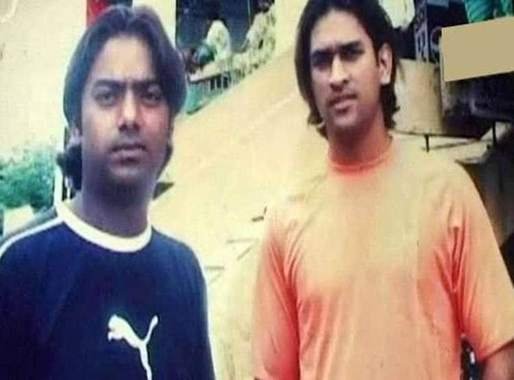 चाय वाले को कराया डिनर, दोस्त के लिए भेजी एयर एंबुलेंस, ऐसे हैं धोनी