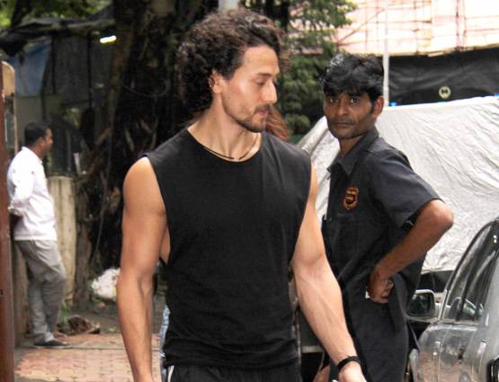 PHOTOS: पैर टूटने के बावजूद टाइगर के साथ डेट पर दिखीं दिशा पाटनी