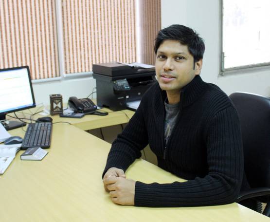 Microsoft की नौकरी छोड़ बेचने लगा चश्मा, आज है अरबों का मालिक