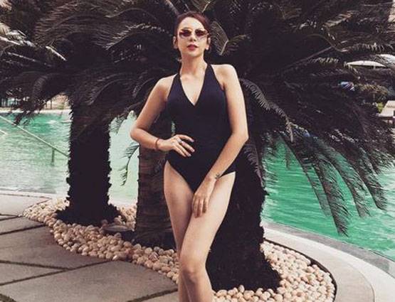 BLACK BIKINI में पूल में उतरीं नितिभा कौल, देखें PHOTOS