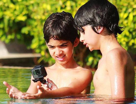 EX वाइफ और बच्चों के साथ डिज्नी वर्ल्ड में मस्ती करते दिखे रितिक