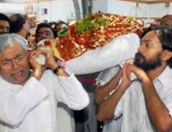 पत्‍नी की मौत पर फूट-फूटकर रोए थे नीतीश, ये फोटो हुई थी वायरल...