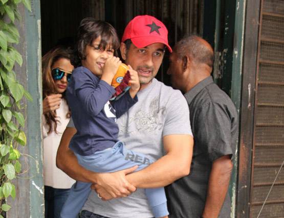 PHOTOS: लंच पर दिखे अरबाज-मलाइका, बेटे अरहान ने की ऑटो की सवारी